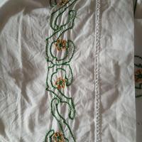 Lenzuolo matrimoniale ricamato a mano