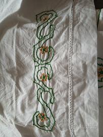 Lenzuolo matrimoniale ricamato a mano