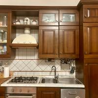 Credenza e cucina completa di elettrodomestici com