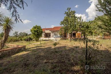 VILLA SINGOLA A PALOMBARA SABINA