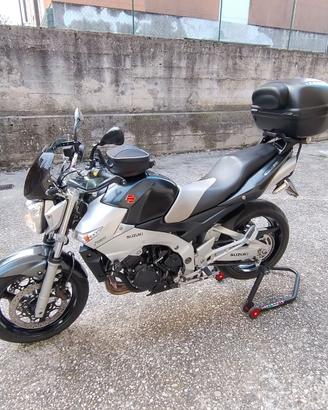 Suzuki gsr 600 --2009