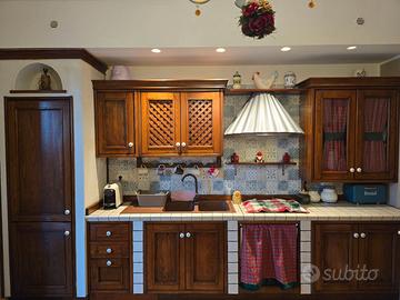 Cucina artigianale in legno massello