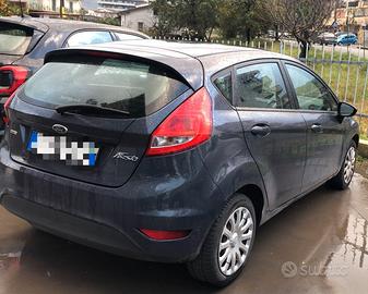 Ford Fiesta 1.4 TDCi 70CV 5 porte Titanium- si neo