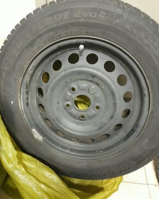 Gomme invernali hankook 215/60r16 con cerchi ferro