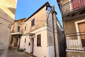 3 LOCALI A SPEZZANO PICCOLO