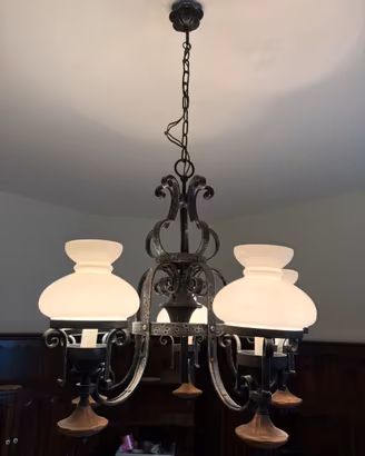 Lampadario in ferro e legno anni ‘80