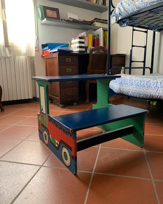 Scrittoio per bambini decirato come un trenino