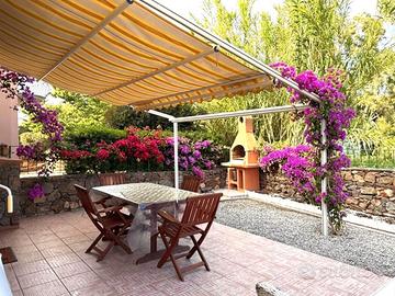 Con veranda e cortile vicino al mare