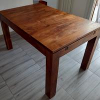 tavolo in legno con sedie stile etnico