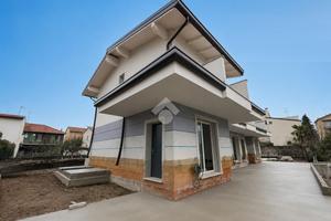 VILLA A SCHIERA A BRUGHERIO
