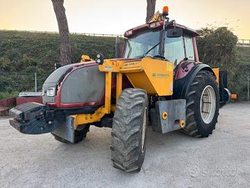 Valtra T140 con braccio decespugliatore
