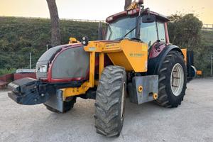 Valtra T140 con braccio decespugliatore