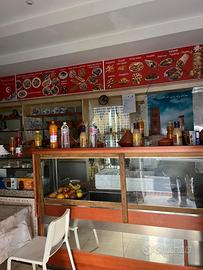 Locale commerciale con canna fumaria