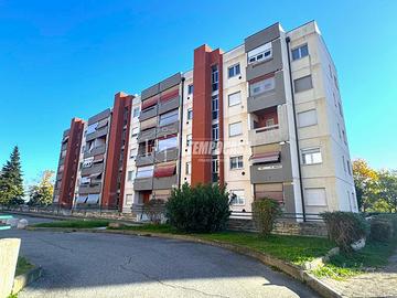 Ultimo piano ampio 5 locali con due box auto. Libe