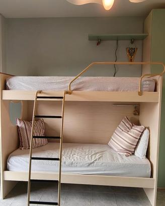 Letto a castello e colonna armadio + scrivania