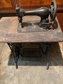 Antica macchina da cucire Singer