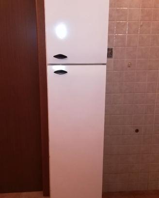 Mobiletto a colonna vintage in legno e formica