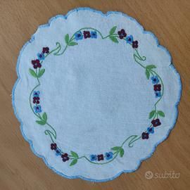Centrini ricamati a mano - 21 cm