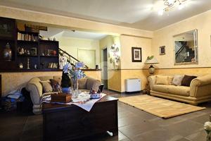 VILLA A SCHIERA A PALERMO