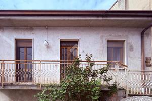 CASA SEMINDIPENDENTE A CIGOGNOLA