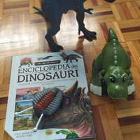 Enciclopedia dei dinosauri + modello T-Rex + robot