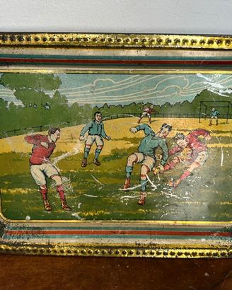 RARO VASSOIO VINTAGE IN LATTA - SCENA CALCIO ANNI