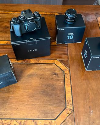Fujifilm X-T5 nera + 3 obiettivi XF