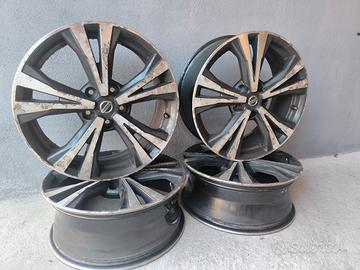 N.4 cerchi in lega originali Nissan+ sensori gomme