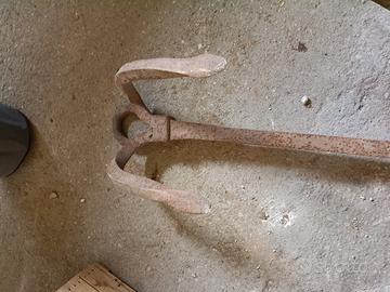 Ancora in ferro antica 