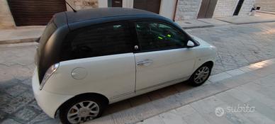 auto lancia y
