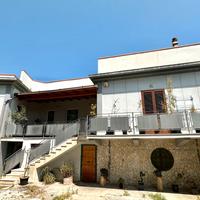 Villa indipendente con box auto e spazi esterni