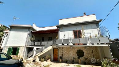 Villa indipendente con box auto e spazi esterni