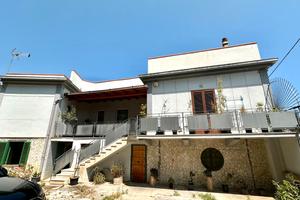 Villa indipendente con box auto e spazi esterni