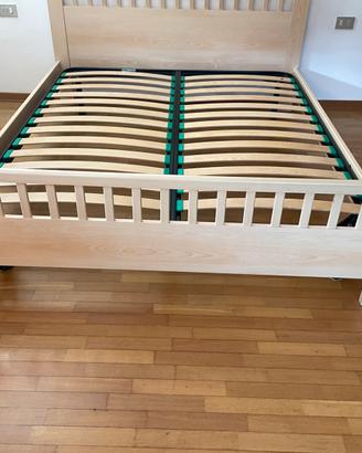 Letto matrimoniale con comodini