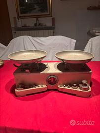 Bilancia meccanica a due piatti