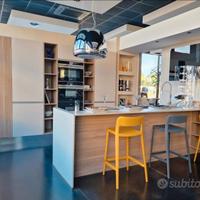 Cucina con elettrodomestici 