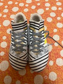 scarpe da calcio adidas Nemeziz bianche e nere tg