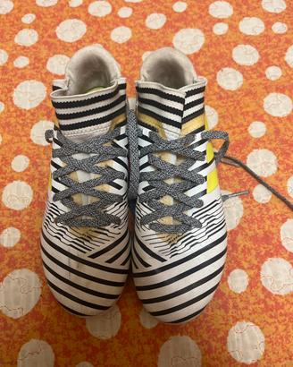 scarpe da calcio adidas Nemeziz bianche e nere tg