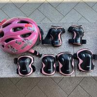 ginocchiere e casco rosa per bambina