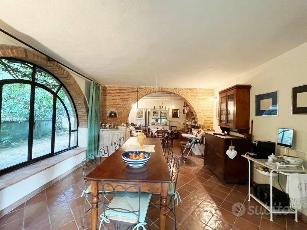 Rustico / Casale di 326 m² con più di 5 locali e b - Altro