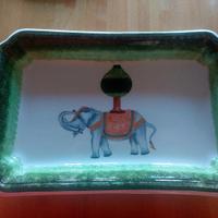 Vassoio in ceramica dipinta a mano.