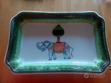 Vassoio in ceramica dipinta a mano.