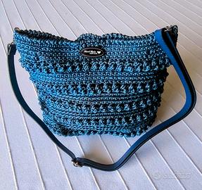 Borsa fatta a uncinetto.