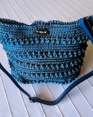 Borsa fatta a uncinetto.