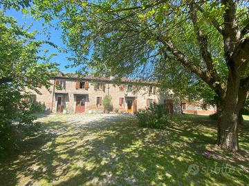 Rustico / Casale di 590 m² con più di 5 locali e b