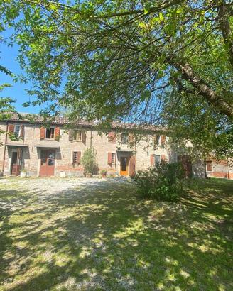 Rustico / Casale di 590 m² con più di 5 locali e b