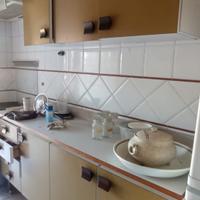 Cucina con pensili e lavello