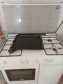 De'Longhi Cucina a gas con forno elettrico.
