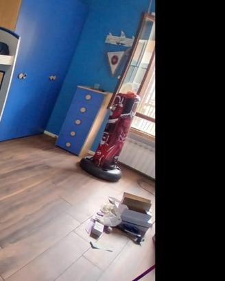 Camera bimbo blu e legno chiaro