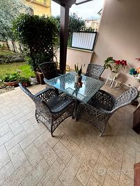 Tavolo e 4 sedie comode